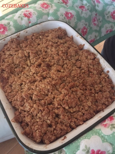 apple crumble, oat crumble, oats, apples, crumble, cozebakes, desserts, tradtional bakes