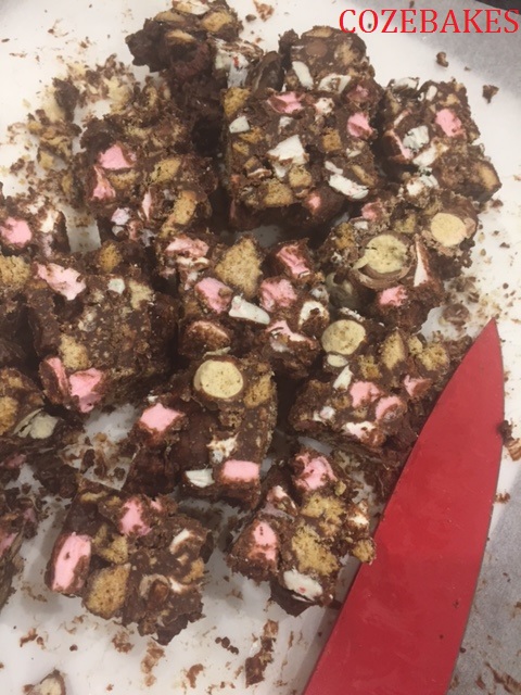 rocky road, rocky road recipe, chocolate biscuit, cozebakes, marshmallows, party recipes, baking for a crowd, baking with kids, no bake recipe